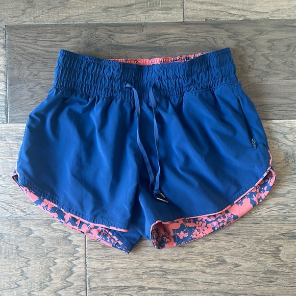 Lululemon Choose A Side-reversible shorts-Size 2 - Picture 4 of 10